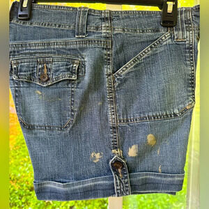 Sonoma 10 Lifestyle Original Shorts w/cuffed hem & button accents. Distressed.
